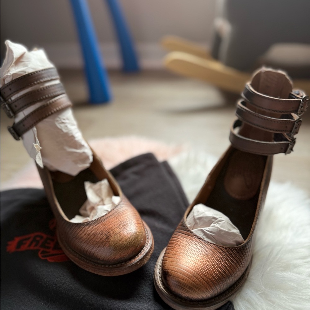 Freebird Randi Copper Shoe, Size 5 NEW
never worn. FB pics are bronzed colored.